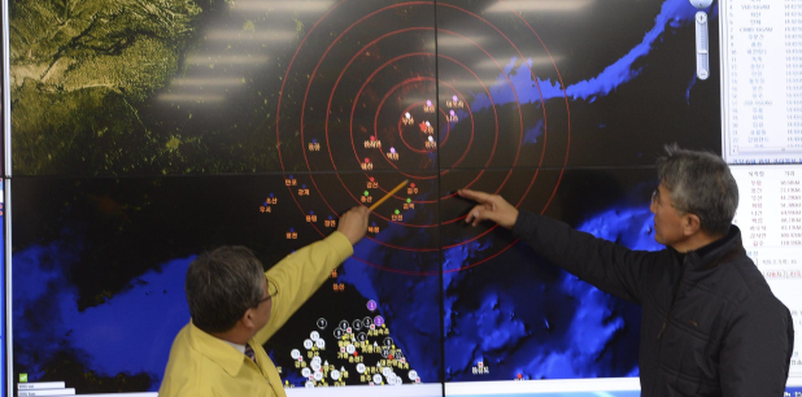Expertos interpretan gráficos que muestran actividad sísmica tras la prueba nuclear de Corea del Norte en Seúl. (EFE / Bae Woo-Hwan)