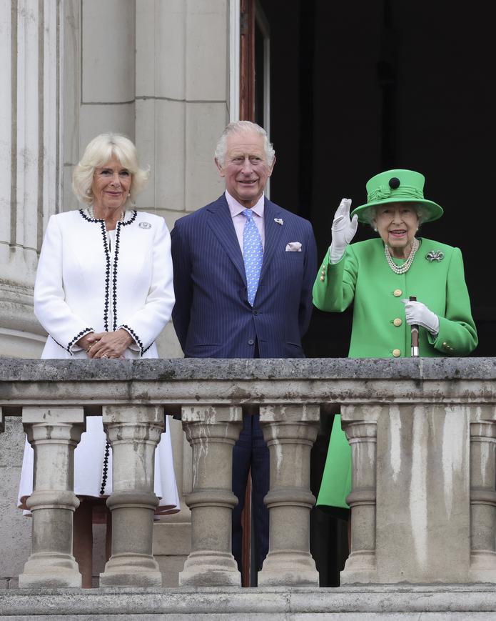 El príncipe Carlos y su esposa, Camilla, duquesa de Cornualles, asistieron este mediodía a una de ellas, organizada en el estadio de Oval, en Londres, donde se juega al crícket y que congregó a cientos de personas.