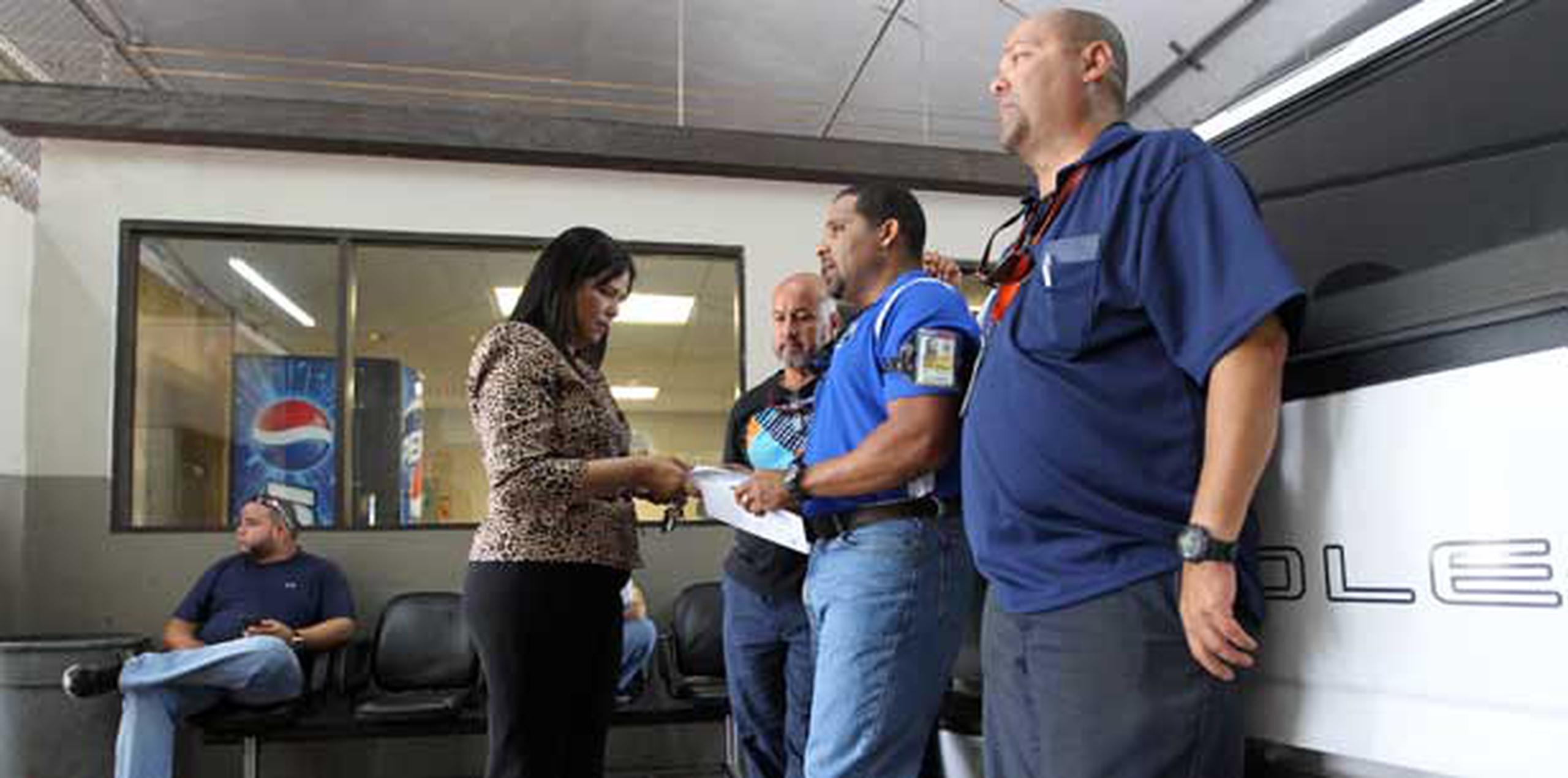 Astrid Rosario, delegada de la Unión conversa con los empleados Arturo Santini, Rafael Febres, William Laldel. (teresa.canino@gfrmedia.com)