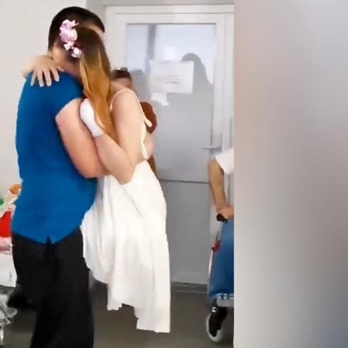 Baila y se casa con su amado tras perder ambas piernas en Ucrania