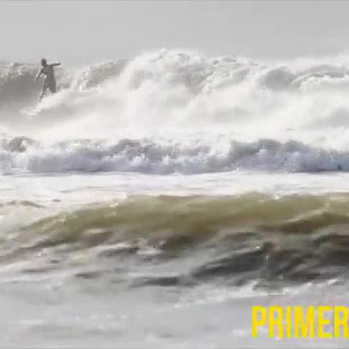 Surfistas desafían intenso oleaje en Rincón