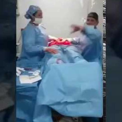Cirujano baila en operación