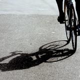Conductora impacta ciclistas en Aguadilla