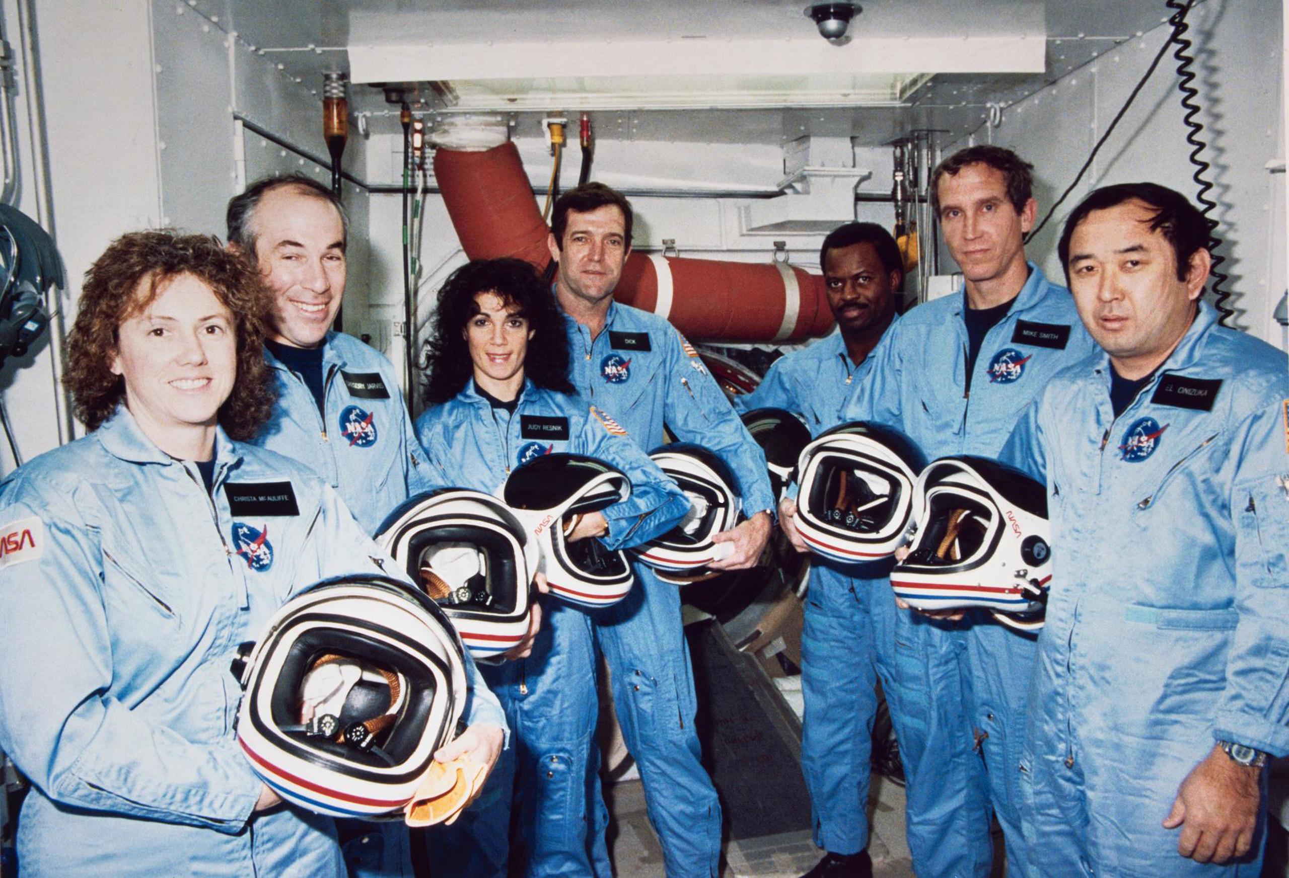 Fotografía de archivo fechada el 9 de enero de 1986 y cedida por la NASA donde aparecen los miembros de la tripulación del STS-51L mientras posan para fotografías durante un descanso en el entrenamiento de cuenta regresiva en la Sala Blanca del Complejo de Lanzamiento 39B en el Centro Espacial Kennedy de la NASA en Florida (Estados Unidos). EFE/ NASA / SOLO USO EDITORIAL)