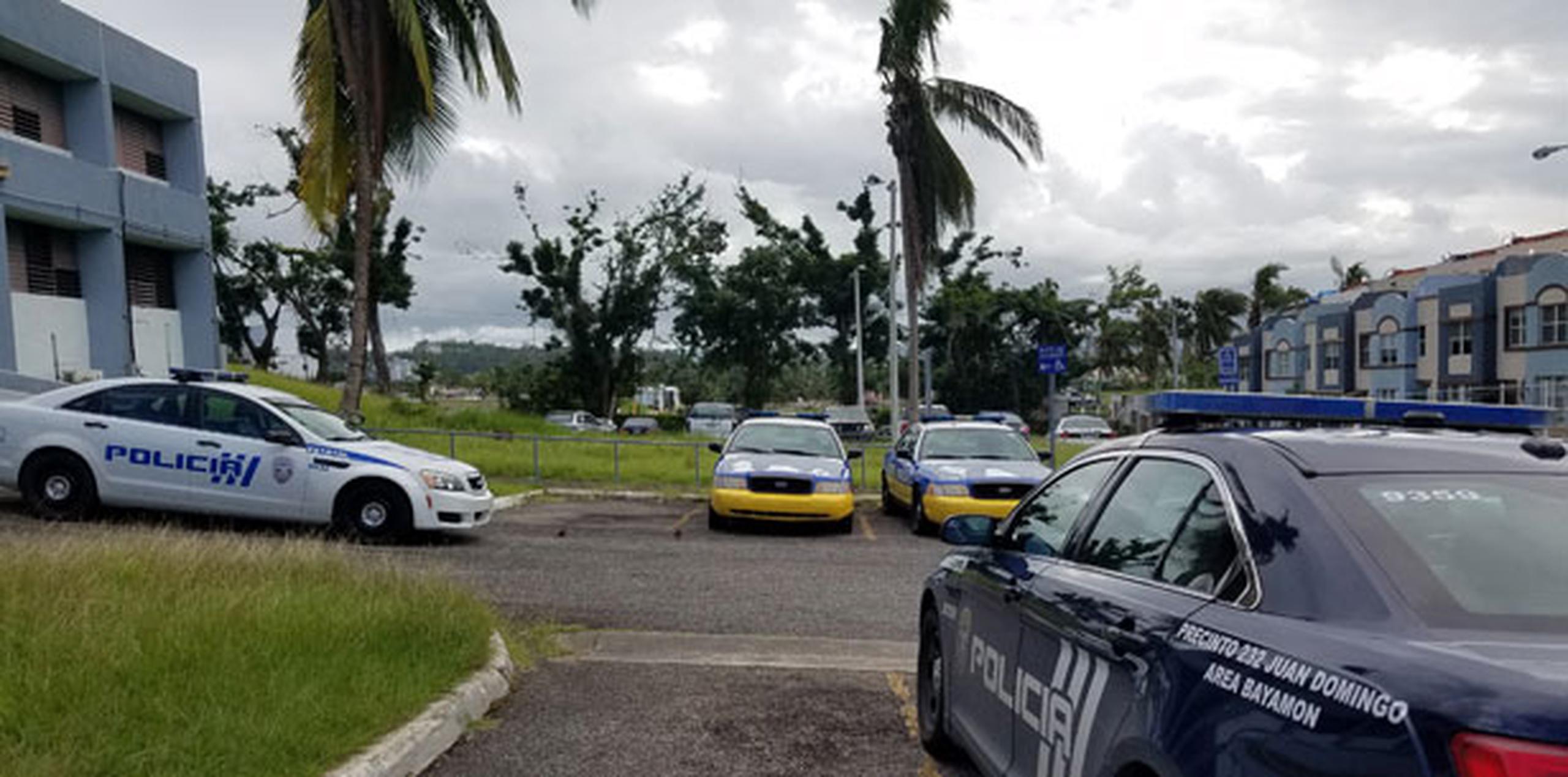 Las patrullas permanecían estacionadas en el cuartel del barrio Juan Domingo, que ayer operaba con un solo policía. (osman.perez@gfrmedia.com)