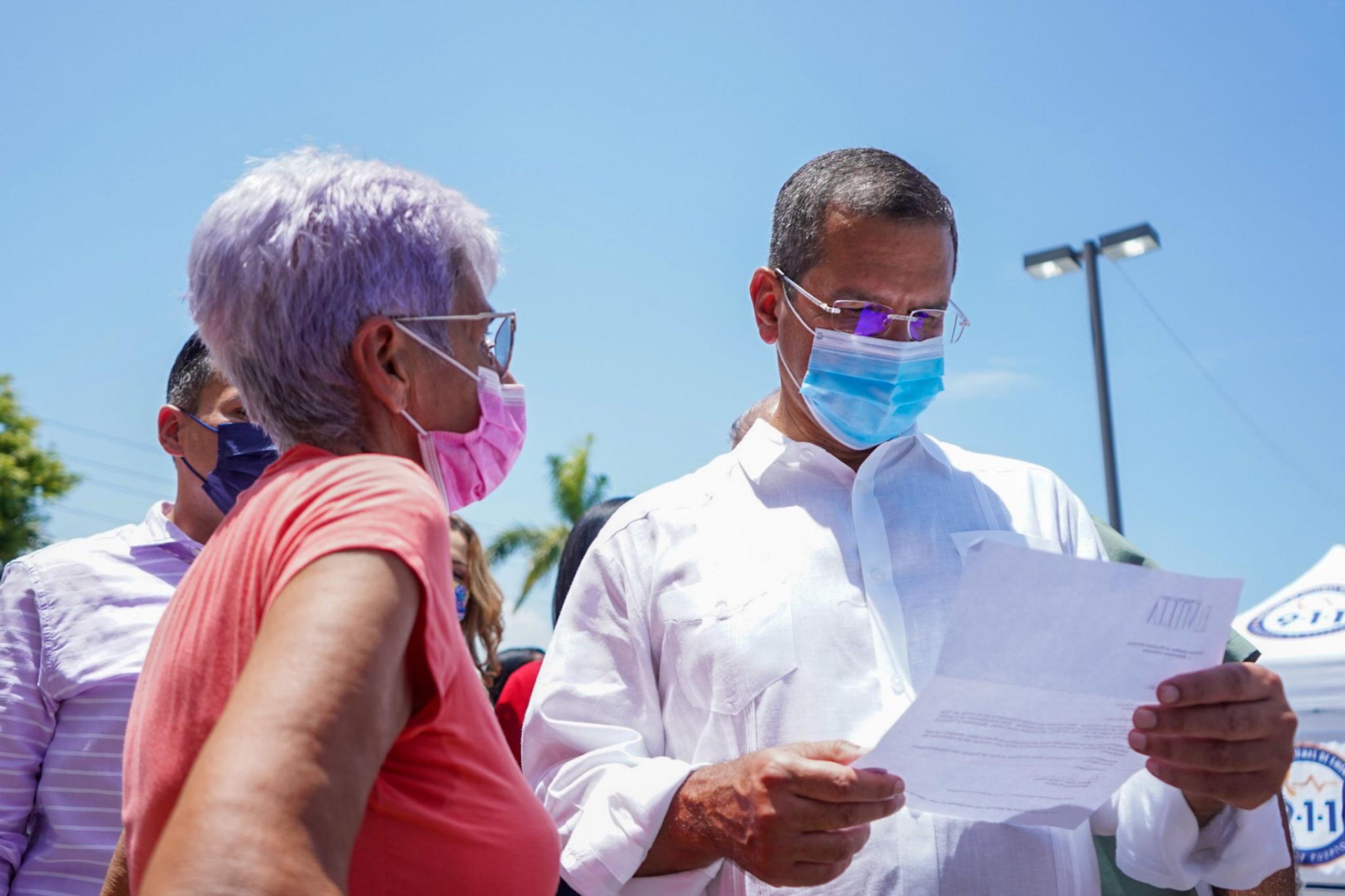 El gobernador Pedro Pierluisi invitó al público a aprovechar la presencia del Departamento de Salud para hacerse pruebas de COVID-19 y vacunarse contra el virus.