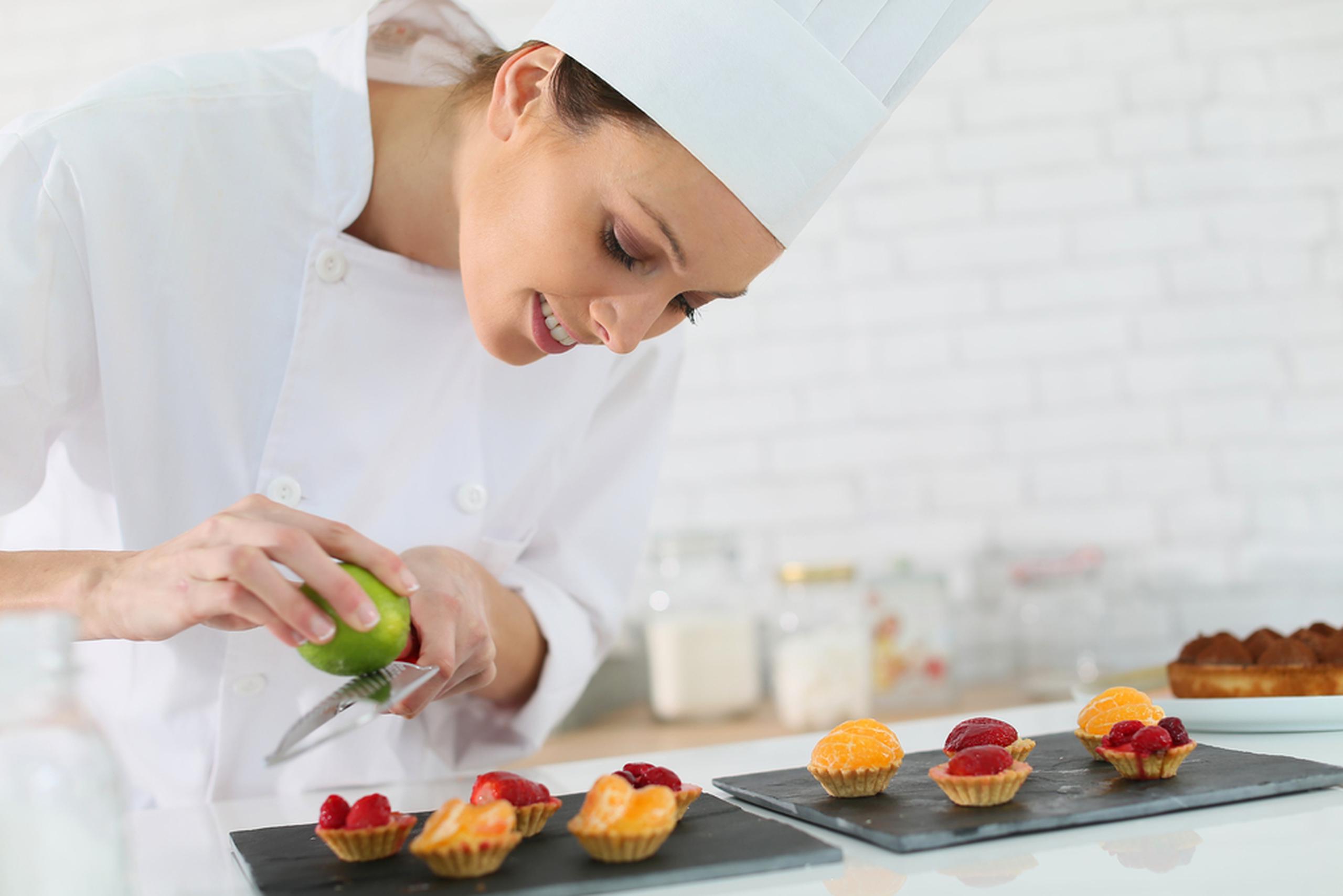 Si te interesa obtener un grado asociado o un certificado profesional, podrás prepararte en áreas como la gastronomía.