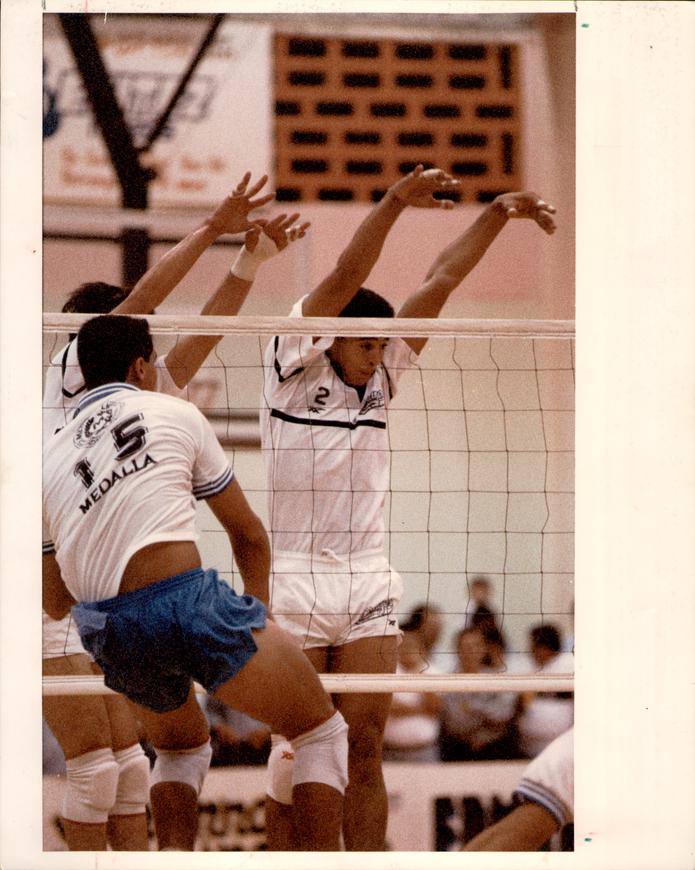 Willie de Jesús -bloqueando- es uno de los jugadores que ha revelado su exaltación local al Salón de la Fama del Voleibol.