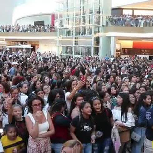 Las fanáticas de CNCO convierten el Mall of San Juan en un mar de emoción