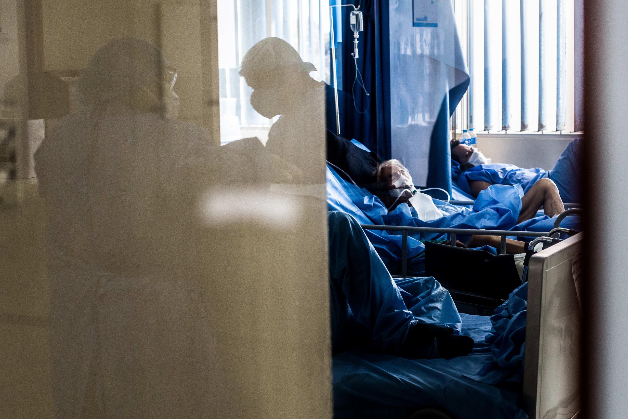 Trabajadores de la salud atienden a un paciente contagiado con coronavirus.