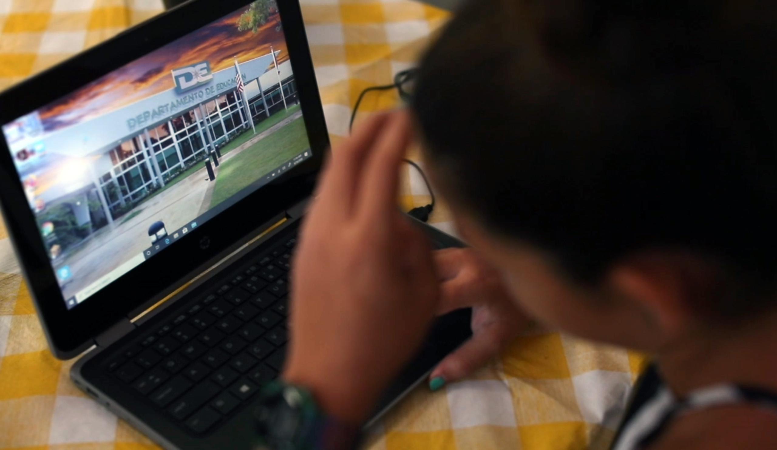 Según la secretaria designada de Educación, Elba Aponte Santos, la agencia entregó a las escuelas el 100% de las computadoras y tabletas.