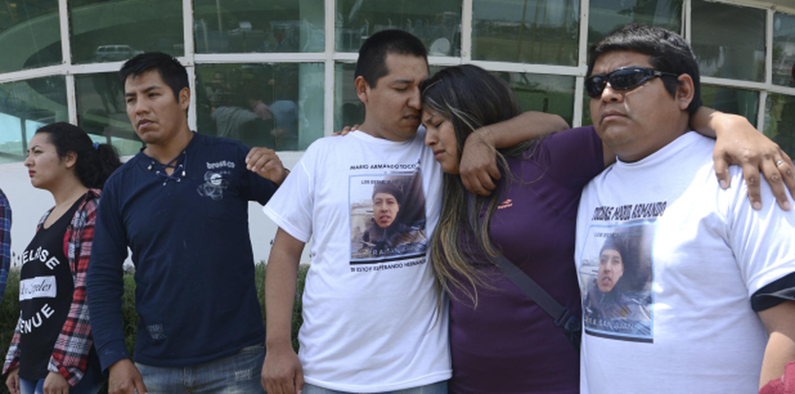 Familiares de Mario Armando Toconas, miembro de la tripulación del ARA San Juan, se abrazan en las afueras de la base naval en Mar de Plata, Argentina, hoy viernes. (AP / Marina Devo)