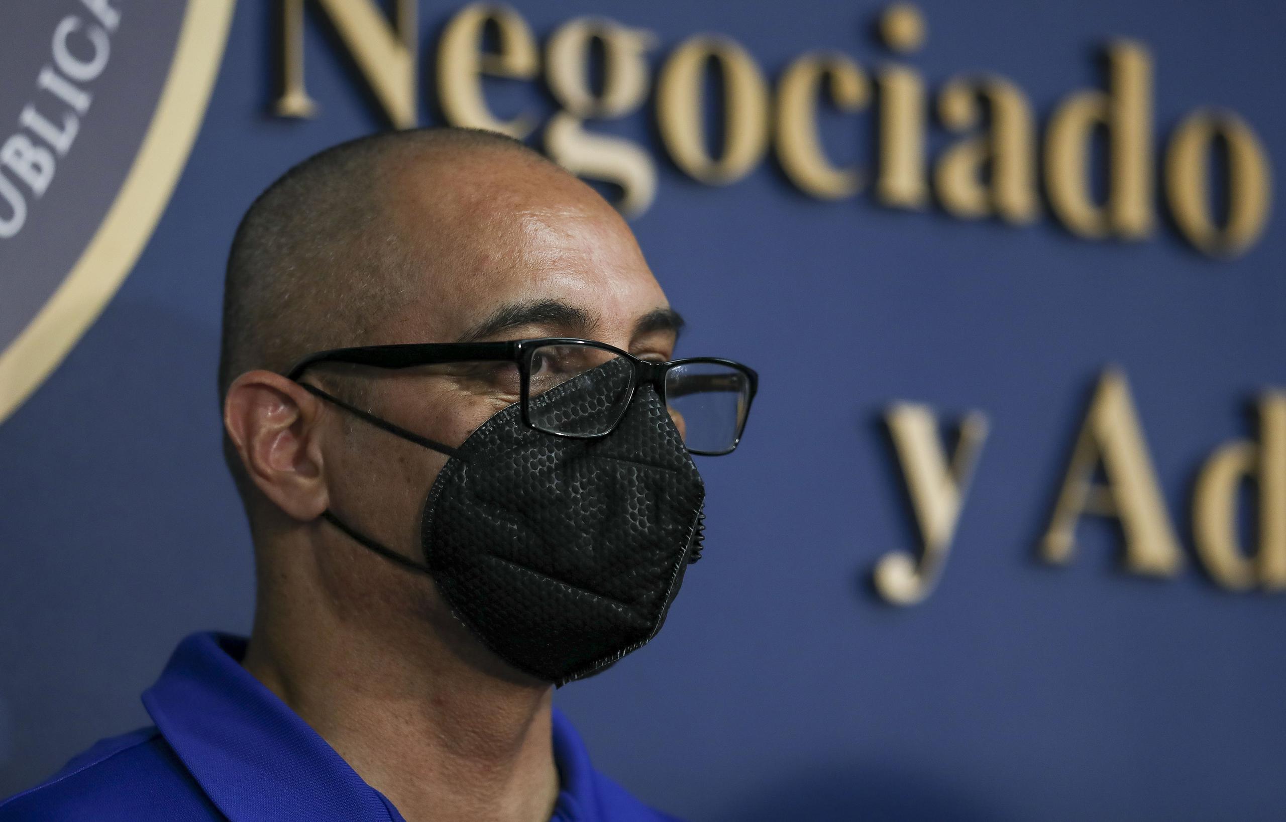 El secretario del Departamento de Educación, Eligio  Hernández, enfatizó que en estos momentos la agencia "no va a administrar comedores escolares como si fuera una tormenta o como si fuera un terremoto, que era el ente principal de la prestación de los alimentos".