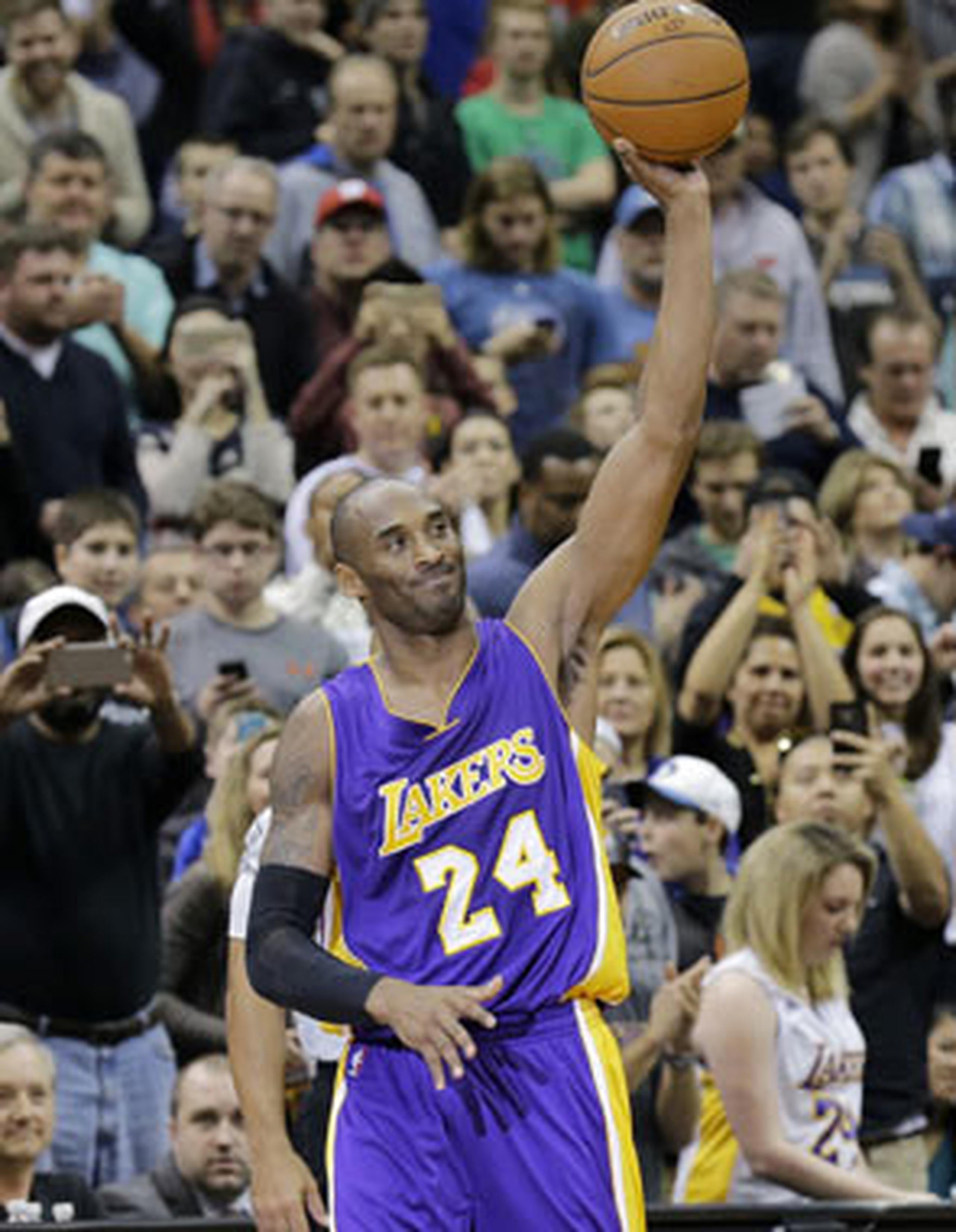 El escolta Kobe Bryant, quien lleva 19 temporadas activo en la NBA, ahora perseguirá al ex delantero de los Jazz de Utah Karl Malone (segundo en la lista) y al ex pívot de los Lakers Kareem Abdul-Jabbar. (AP)