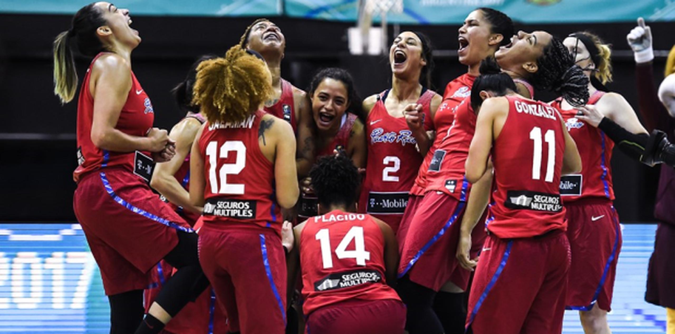Las integrantes del quinteto nacional femenino festejan luego de su triunfo de anoche sobre el combinado de Brasil en el AmeriCup. (Suministrada / FIBA)