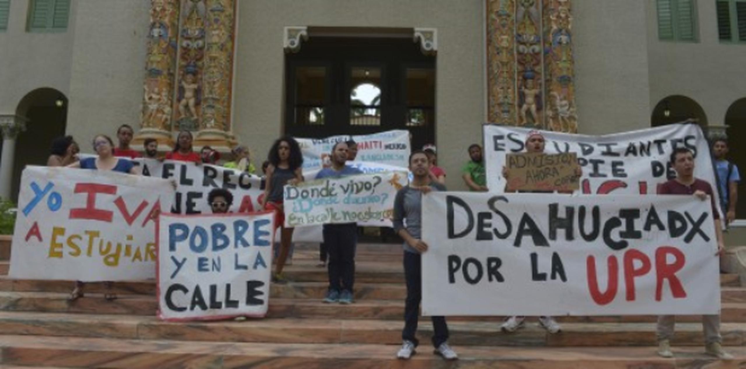 Los universitarios, aquí en una protesta relacionada celebrada la semana pasada, dicen que el rector Carlos Severino ofreció soluciones que aún no han sido viabilizadas. (Archivo)