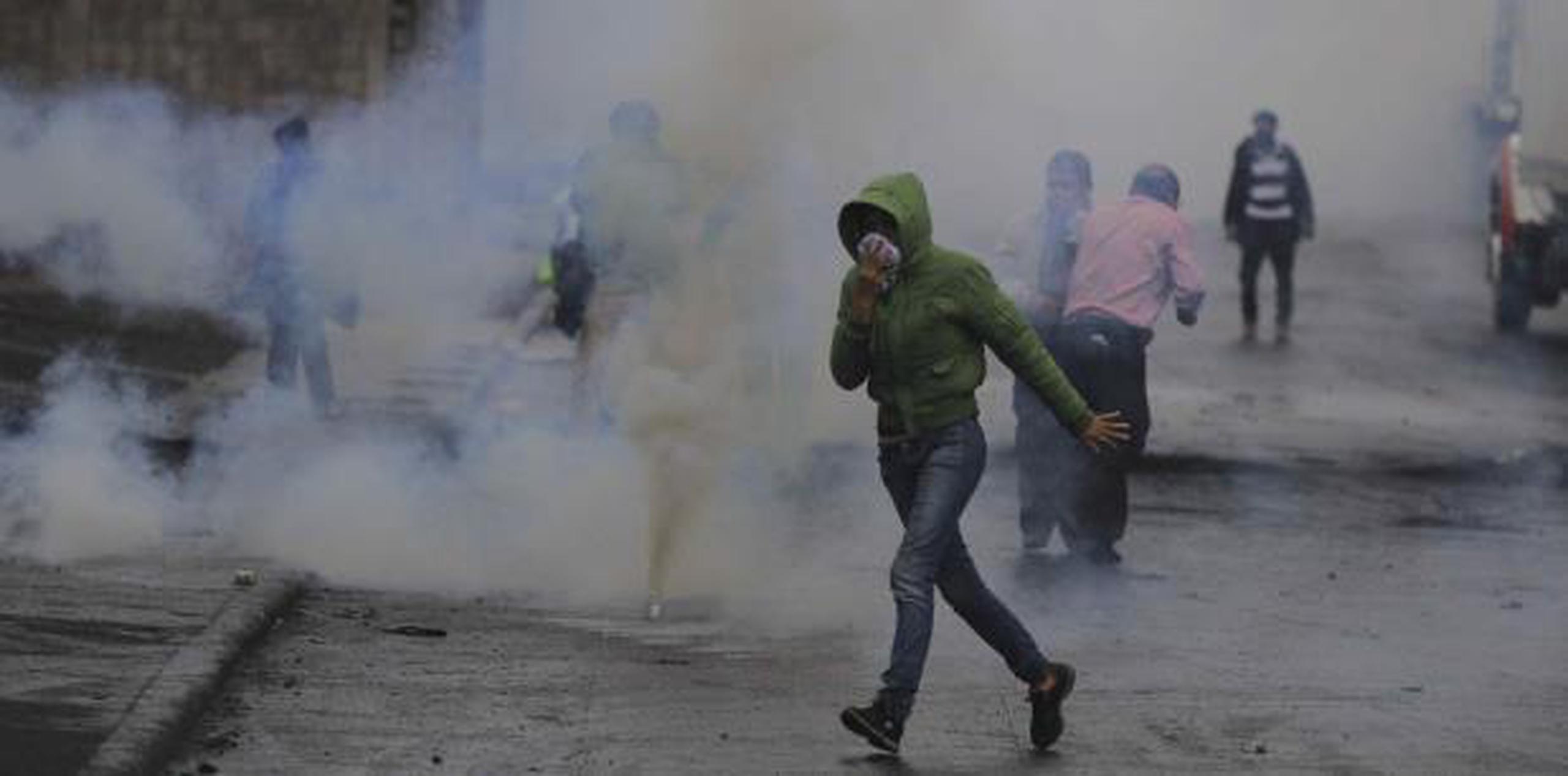 La policía utilizó gas lacrimógeno para dispersar a la muchedumbre, que llevó su pelea dentro del estadio de Tegucigalpa. (Archivo)