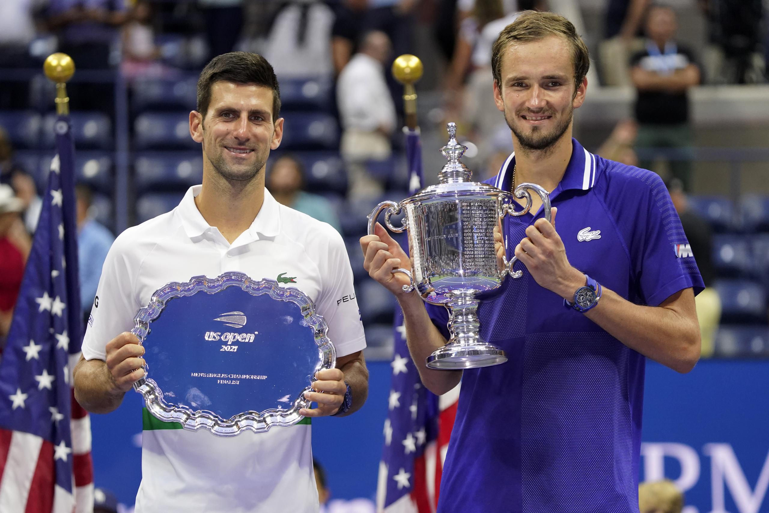 Daniil Medvedev, de Russia, a la derecha, y Novak Djokovic, de Serbia, posan para la foto tras la premiación.