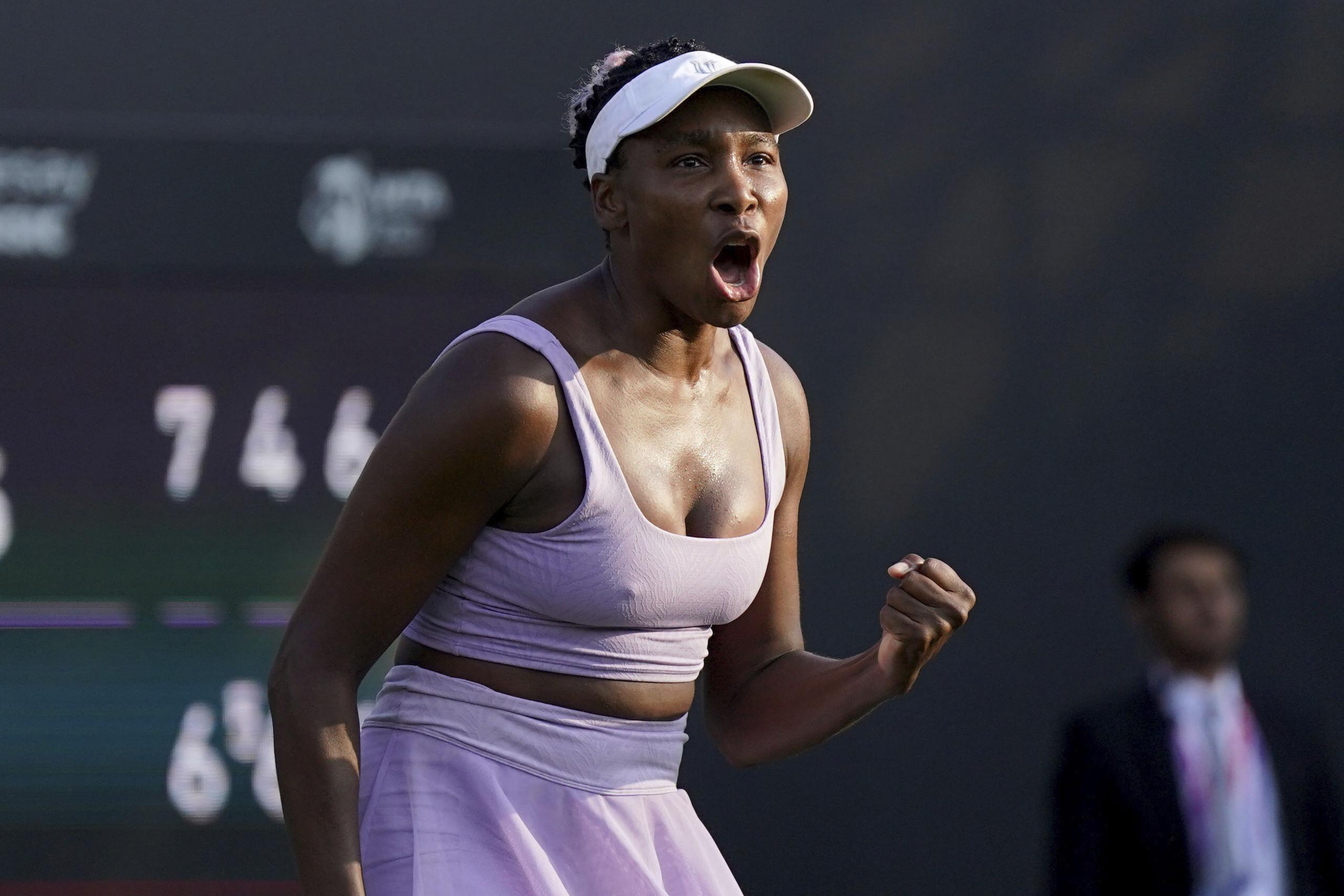 Venus Williams celebra tras vencer a Camila Giorgi en el torneo de la WTA en Birmingham, el lunes 19 de junio de 2023.