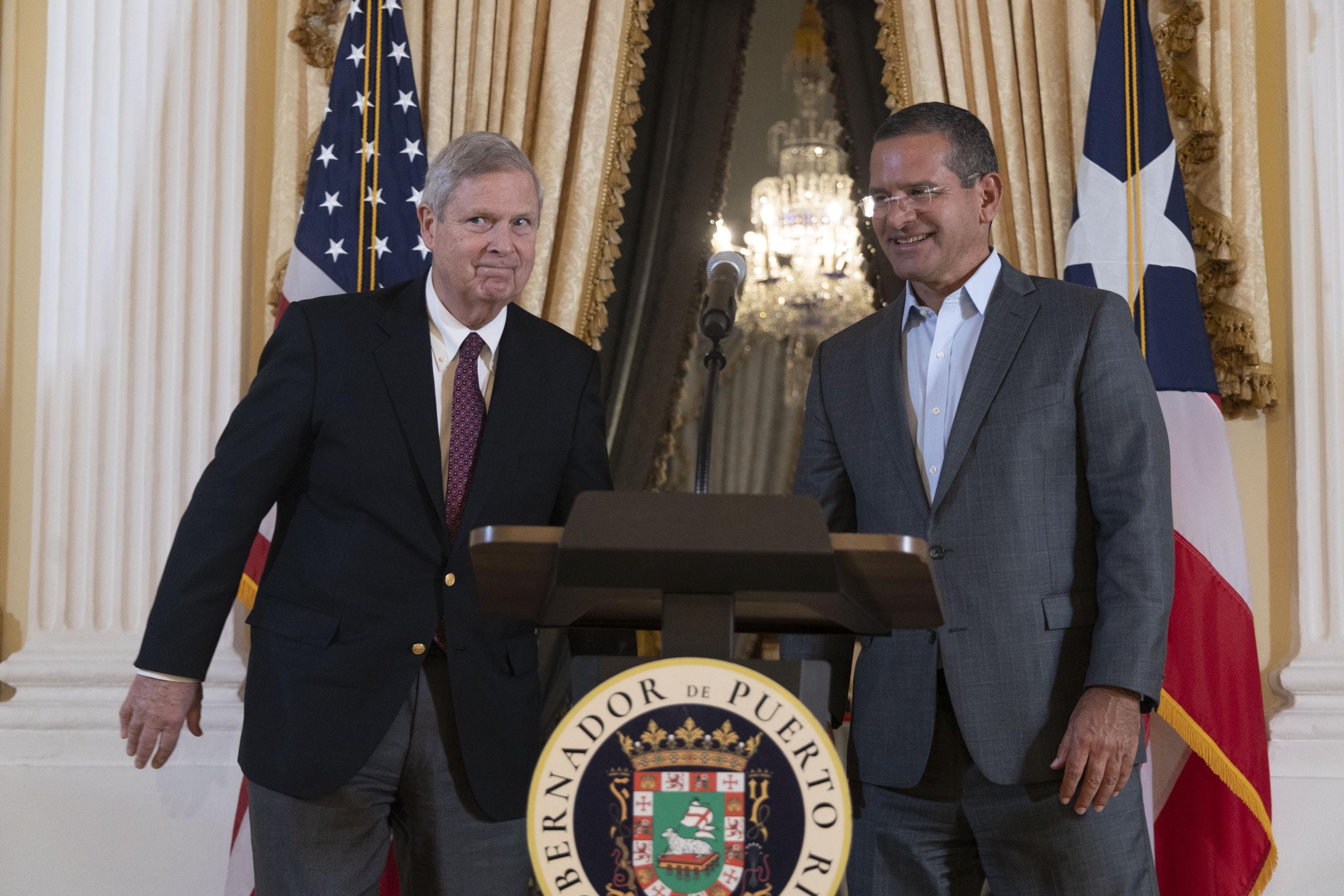 El secretario del USDA, Thomas Vilsack, y el gobernador Pedro Pierluisi.