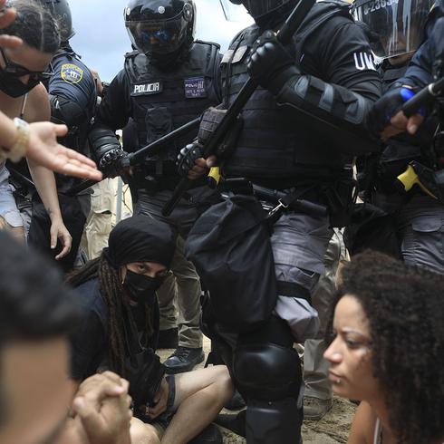 Momento de tensión ante presencia de policías en playa de Rincón
