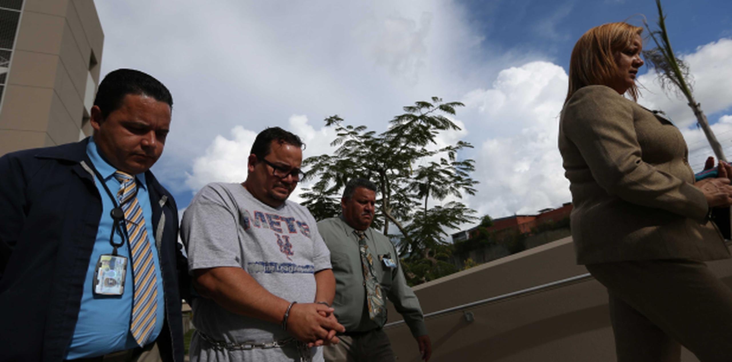 El exsargento, Jesús M. Rivera Cruz, se despidió de su familia en el tribunal antes de ser transportado a un centro de detención. (francisco.rodriguez@gfrmedia.com)