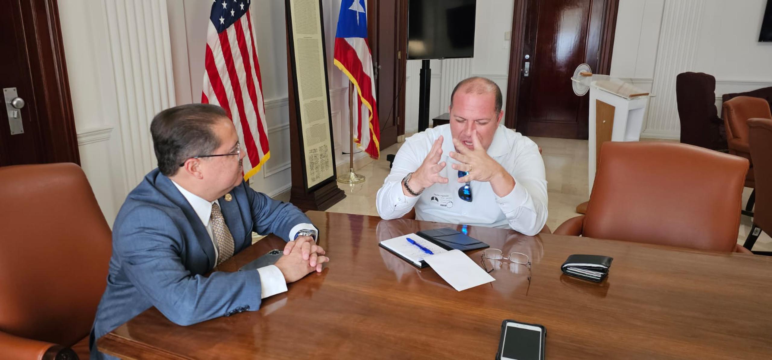 El presidente del Senado, José L. Dalmau durante una reunión con el líder de la Asociación de Policías Unidos Luchando APUL), Gabriel Hernández, para lograr la aprobación del reglamento que daría paso al retiro digno.