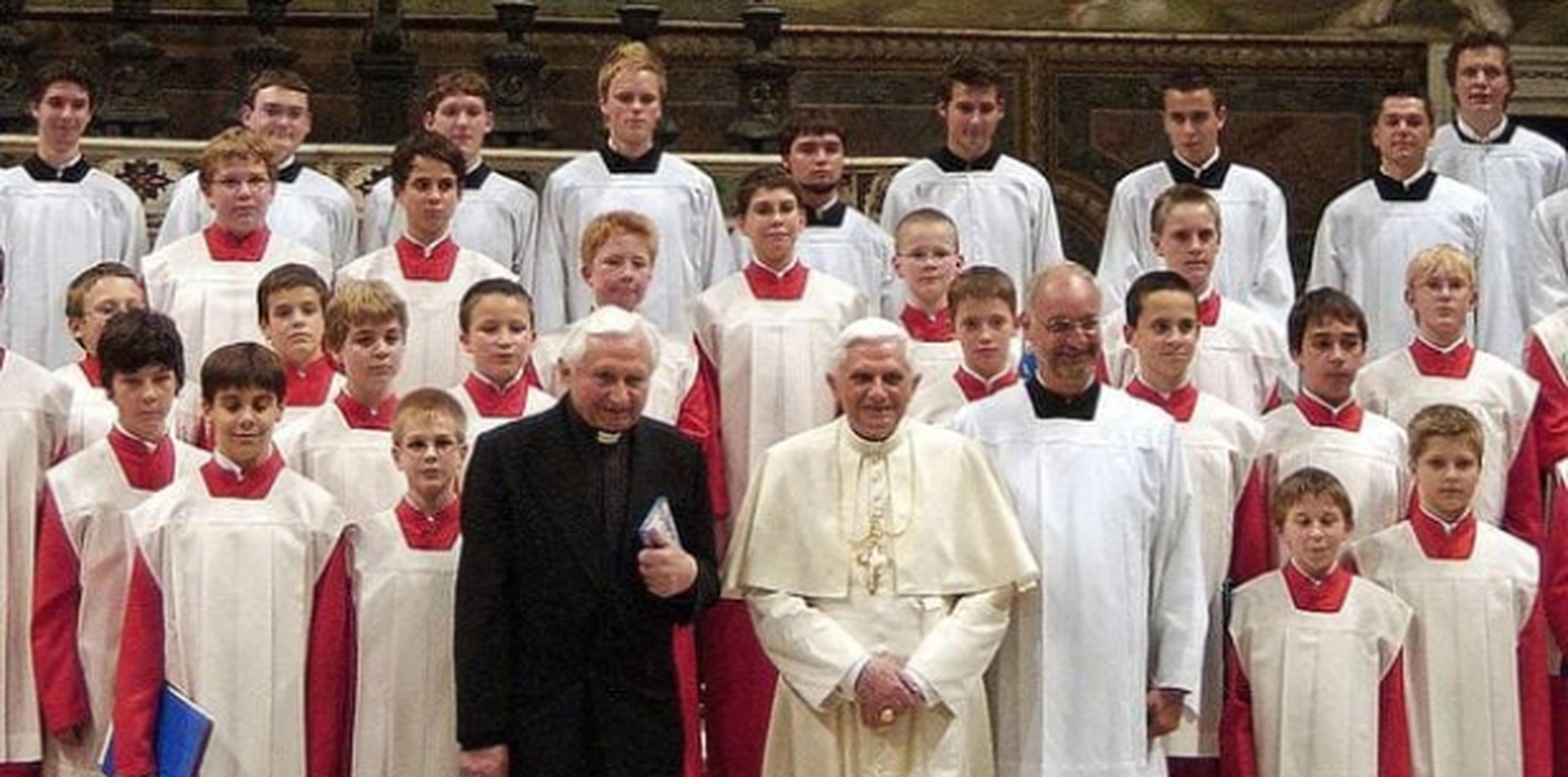 El coro fue dirigido de 1964 a 1994 por el hermano mayor del papa emérito Benedicto XVI, el reverendo Georg Ratzinger. (Getty)