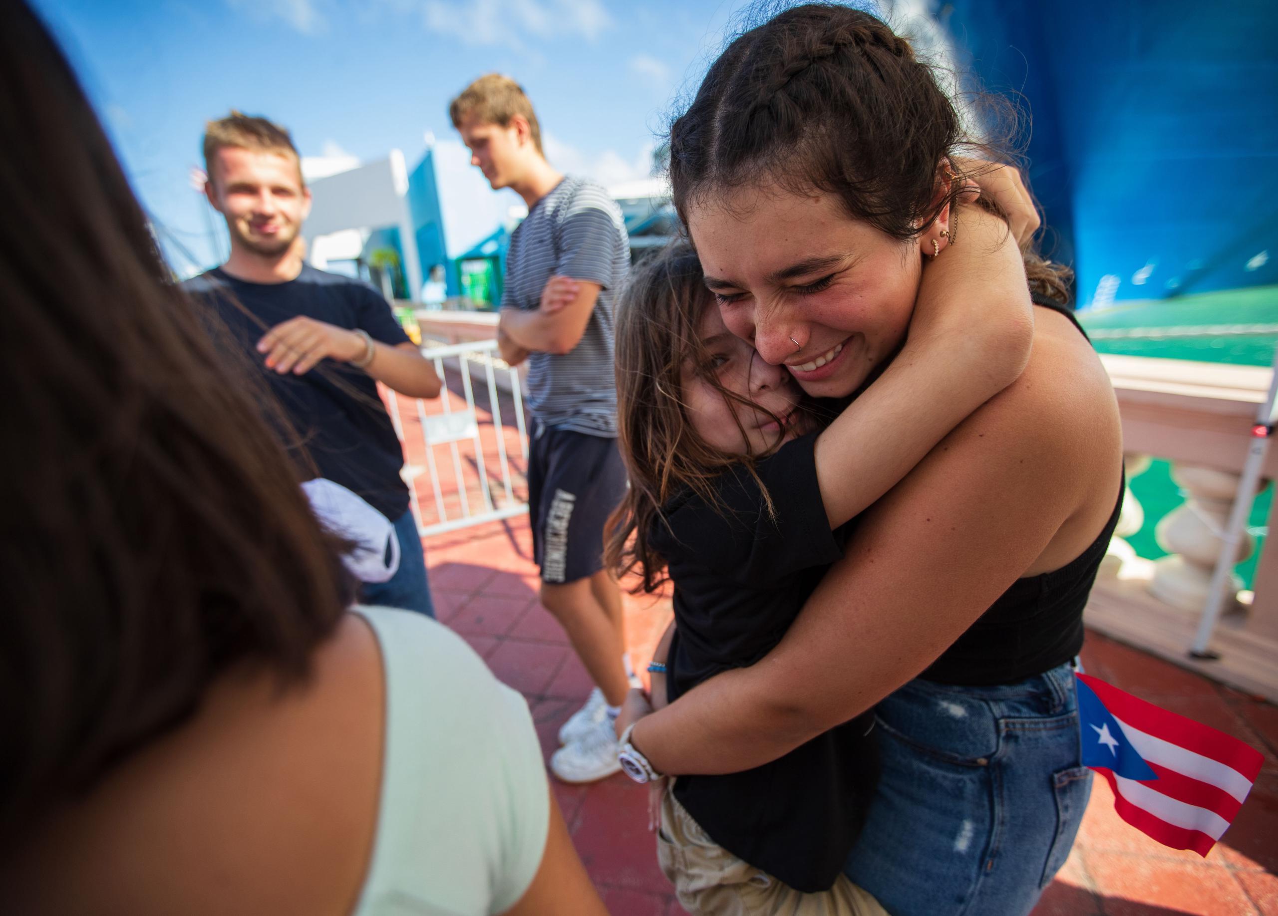 Claudia se fundió en un abrazo con su hermano Francisco, de 8 años, a su llegada a la Isla.