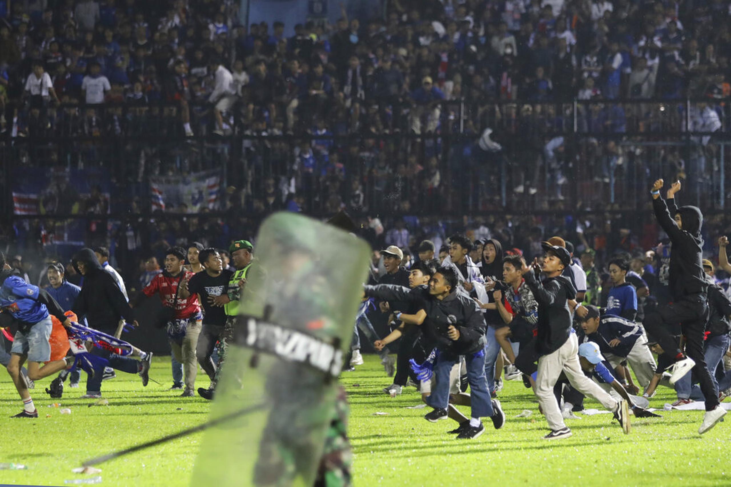 El pasado 1 de octubre, aficionados invaden el estadio durante un enfrentamiento entre seguidores en el Estadio Kanjuruhan en Malang, East Java, Indonesia.