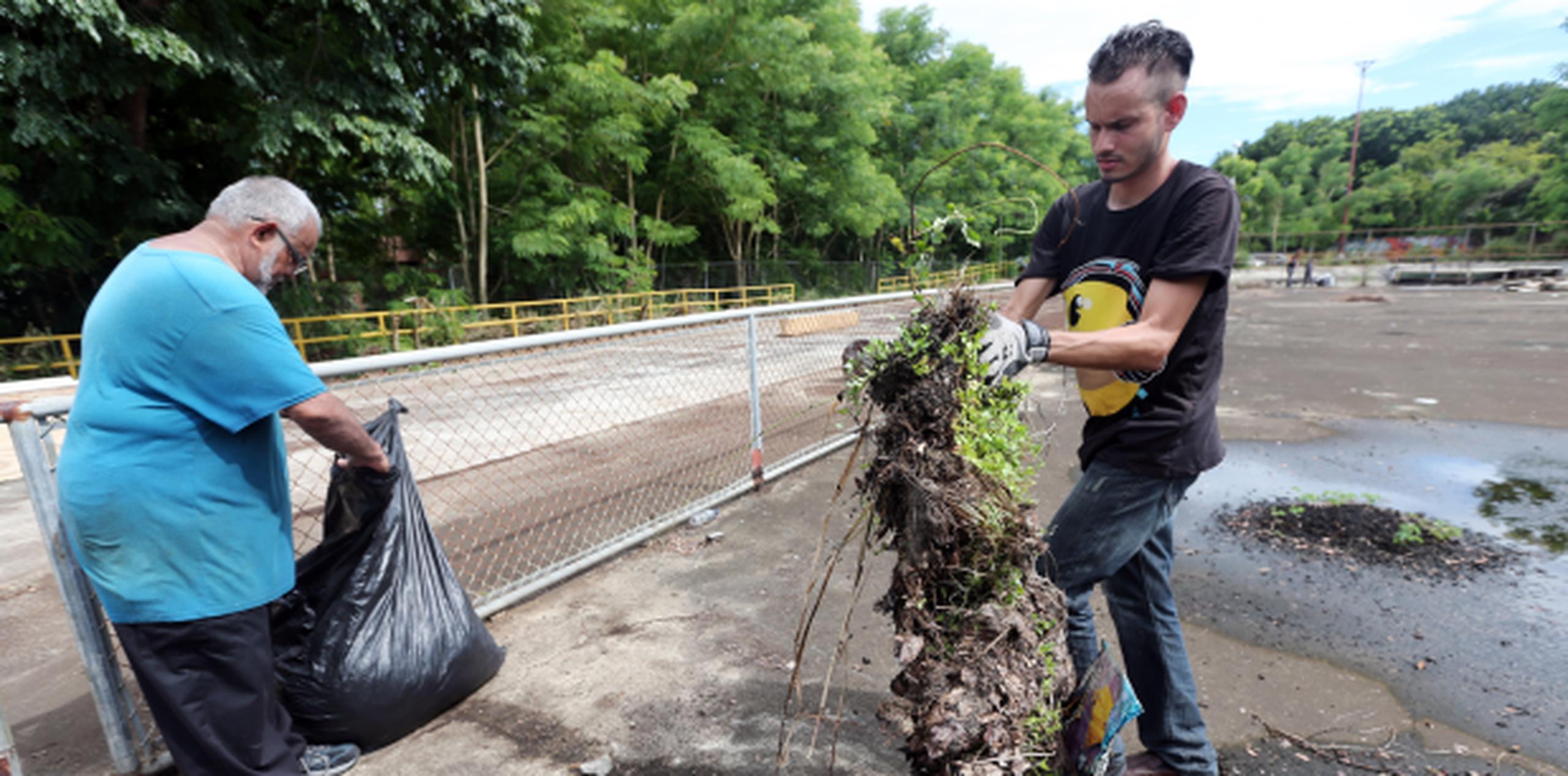 El joven Emanuel Pérez ha trabajado voluntariamente con las mejoras. (Foto/ Juan Luis Martínez)