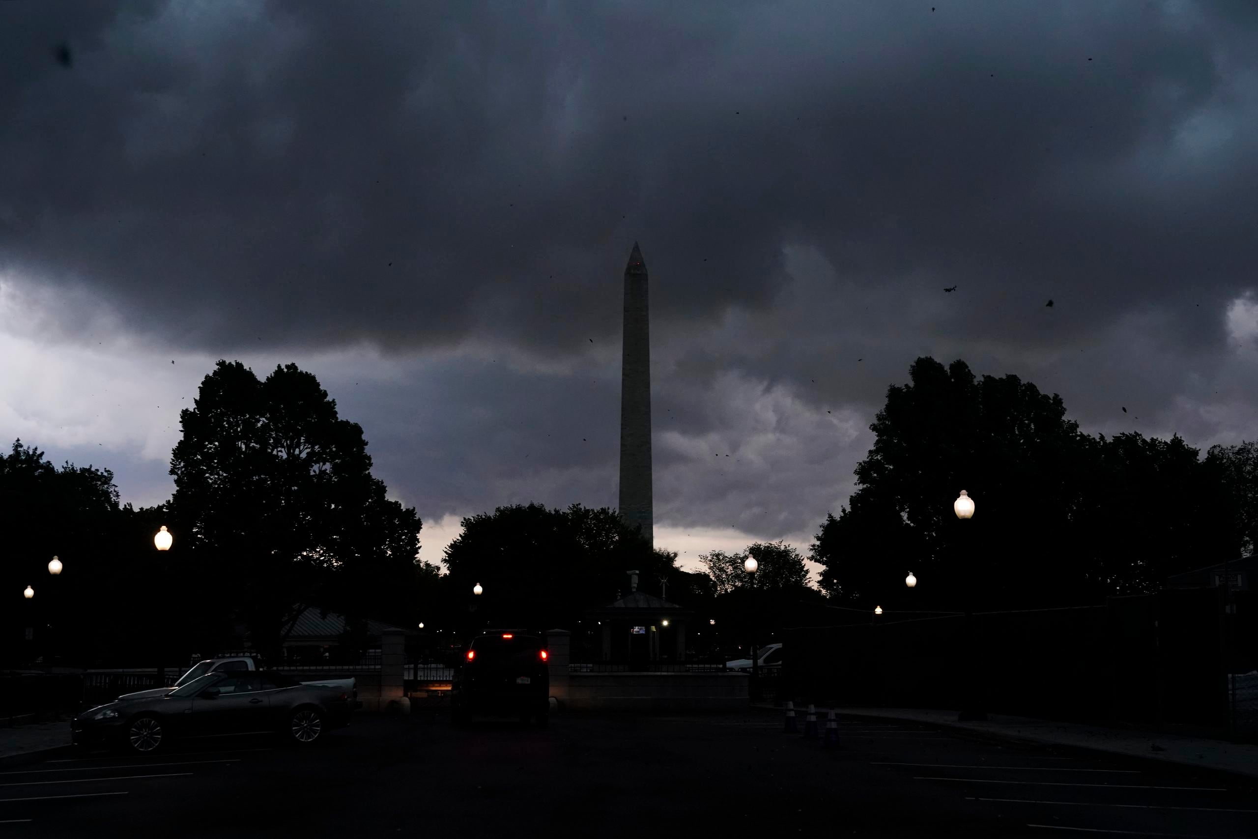 Nubes de tormenta sobre el Monumento a Washington, el lunes 7 de agosto de 2023, en Washington. (AP Foto/Jacquelyn Martin)
