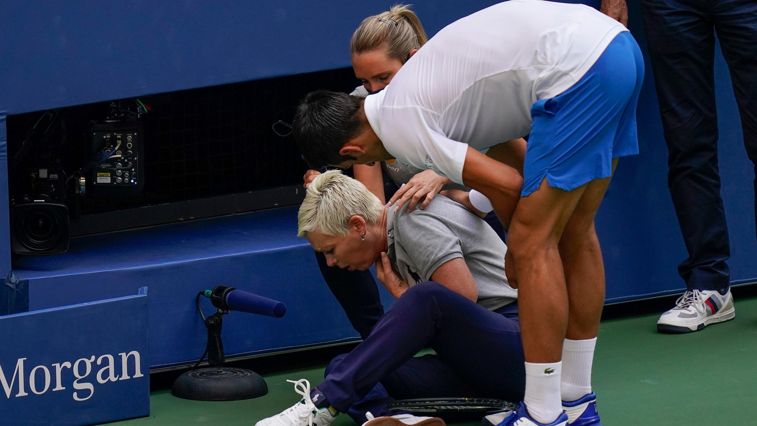 Después del undécimo juego del primer set del enfrentamiento de octavos de final, Djokovic golpeó involuntariamente a la jueza tras perder un punto que suponía el ‘break’ del tenista español.