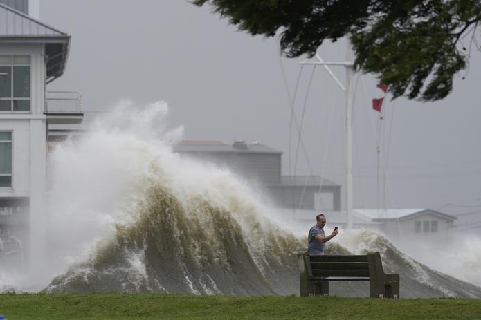 Toda Nueva Orléans perdió energía justo al atardecer del domingo cuando el huracán llegó a la costa en el décimo sexto aniversario de Katrina, lo que provocó una noche incómoda de lluvia torrencial y viento aullante. (AP Photo/Gerald Herbert)
