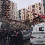 VIDEO: El momento en que un edificio colapsa por terremoto en Turquía