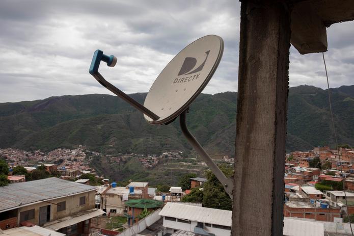 Vista el martes 7 de julio de una antena de DirecTV sin servicio, en una casa de Caracas (Venezuela).