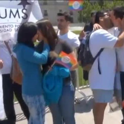 Jóvenes chilenos participan en la "Besatón pro Matrimonio Igualitario"