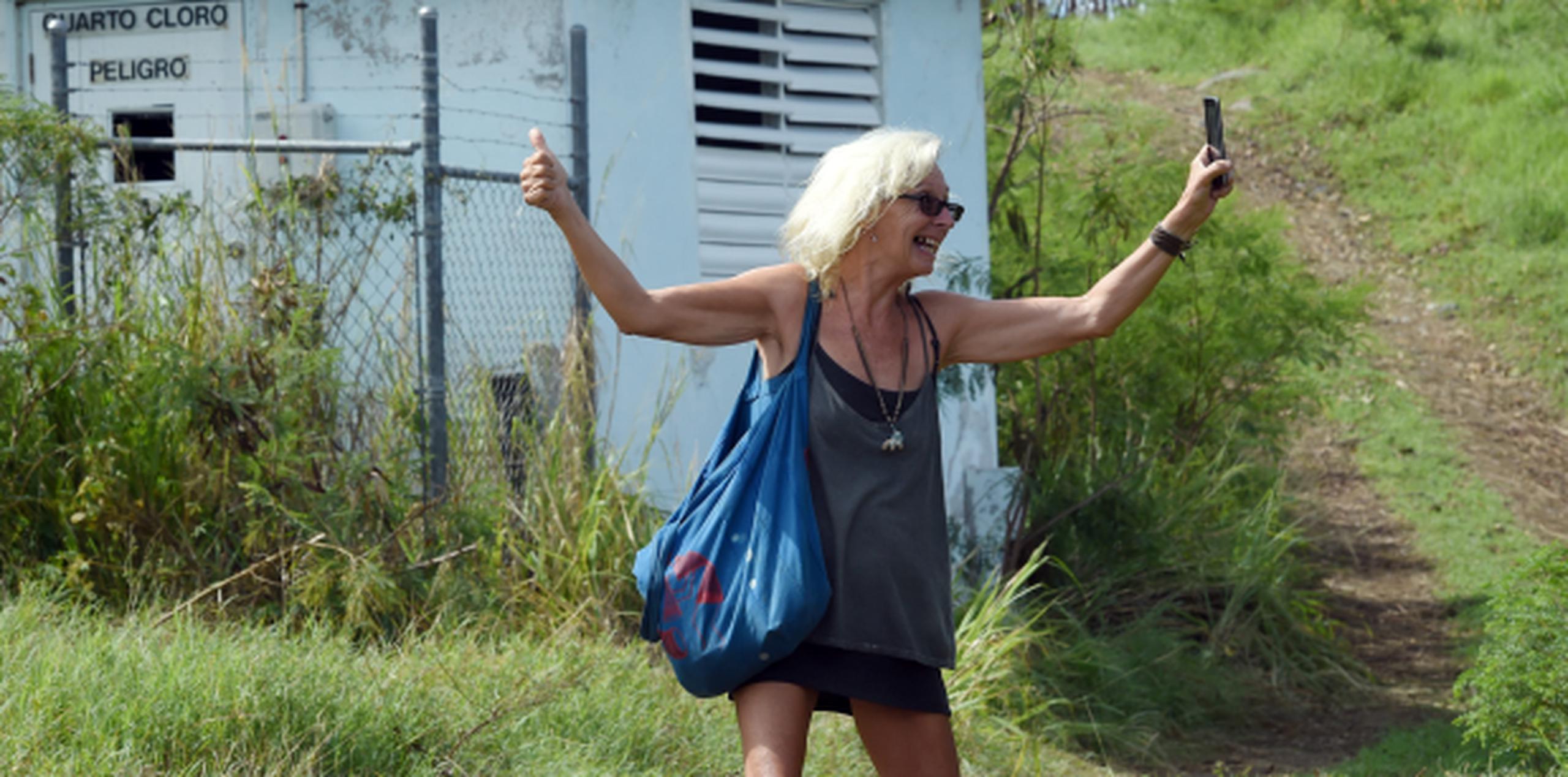 La cara de Dawn Keon es de felicidad al celebrar conseguir señal de celular en el área de Tampico, en Culebra, y poder comunicarse con los suyos tras el paso del huracán Irma y estar incomunicada. (andre.kang@gfrmedia.com)