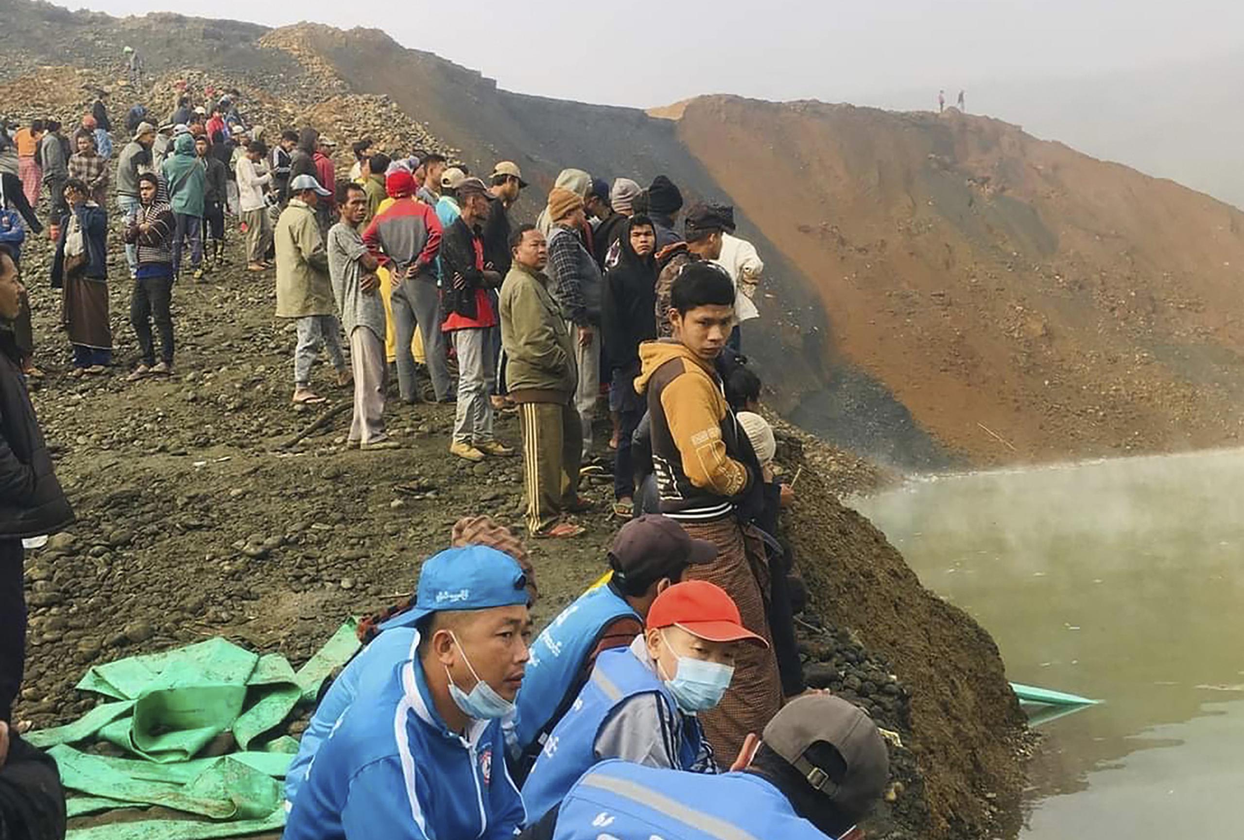 Más de 70 mineros que buscaban jade fueron arrastrados hasta un lago unas horas antes del amanecer, cuando se produjo el deslave. (AP Photo)