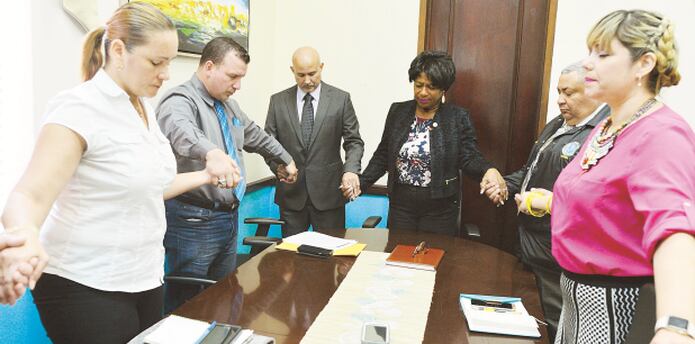 La senadora Venegas, al fonto, prestó su oficina para la reunión y al finalizar se hizo un circulo de oración. (luis.alcaladelolmo@gfrmedia.com)