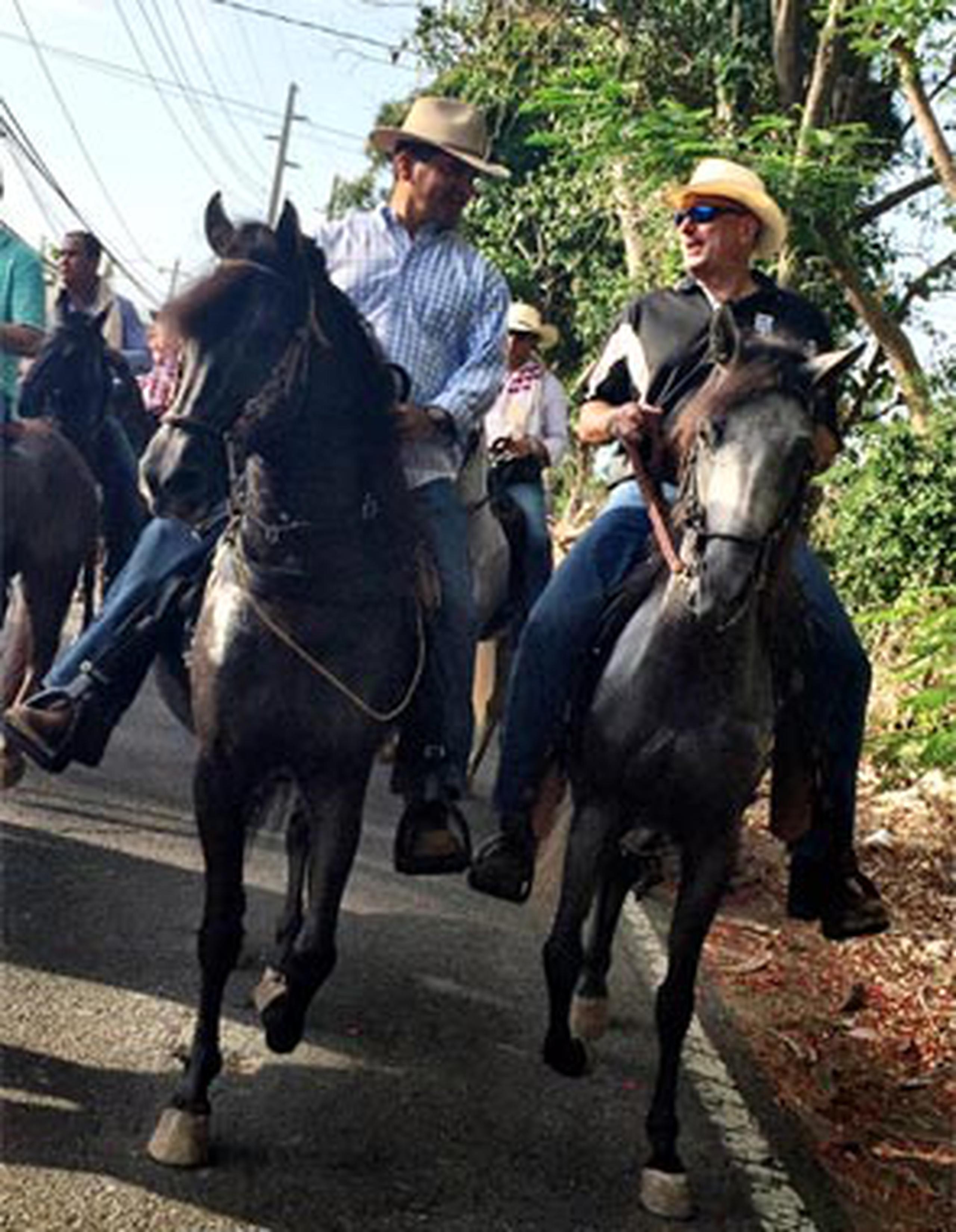 El comisionado residente de Puerto Rico en Washington cabalgó en Quebradillas acompañado de Rivera Schatz. (Suministrada)