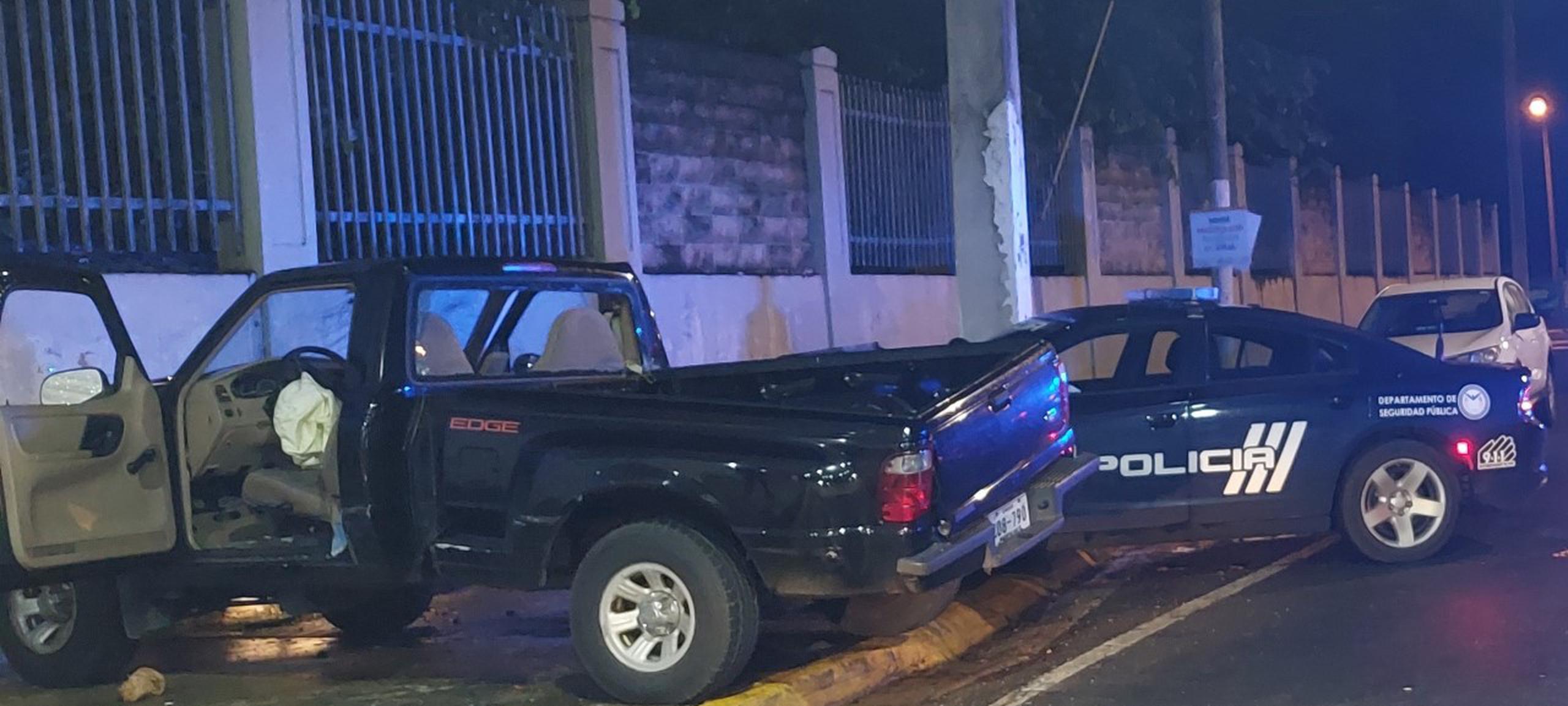 Las autoridades solicitaron la ayuda ciudadana para identificar al conductor de esta guagua que impactó una patrulla en Vega Baja y huyó del lugar.