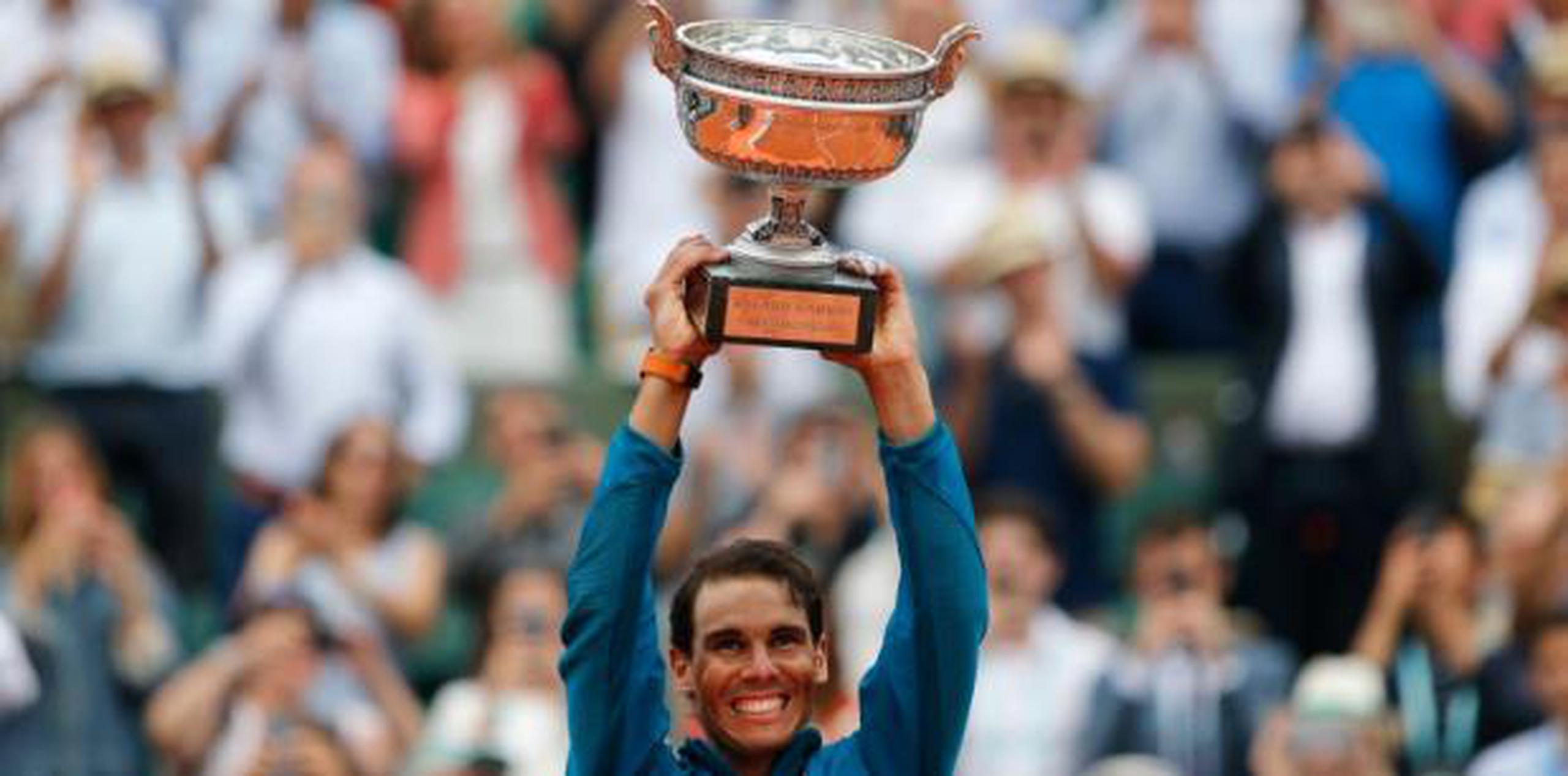El español, quien mantiene así el número uno del mundo en el próximo ránking, levanta su 17º Grand Slam y se acerca a los veinte del suizo Roger Federer, récord histórico. (AP)