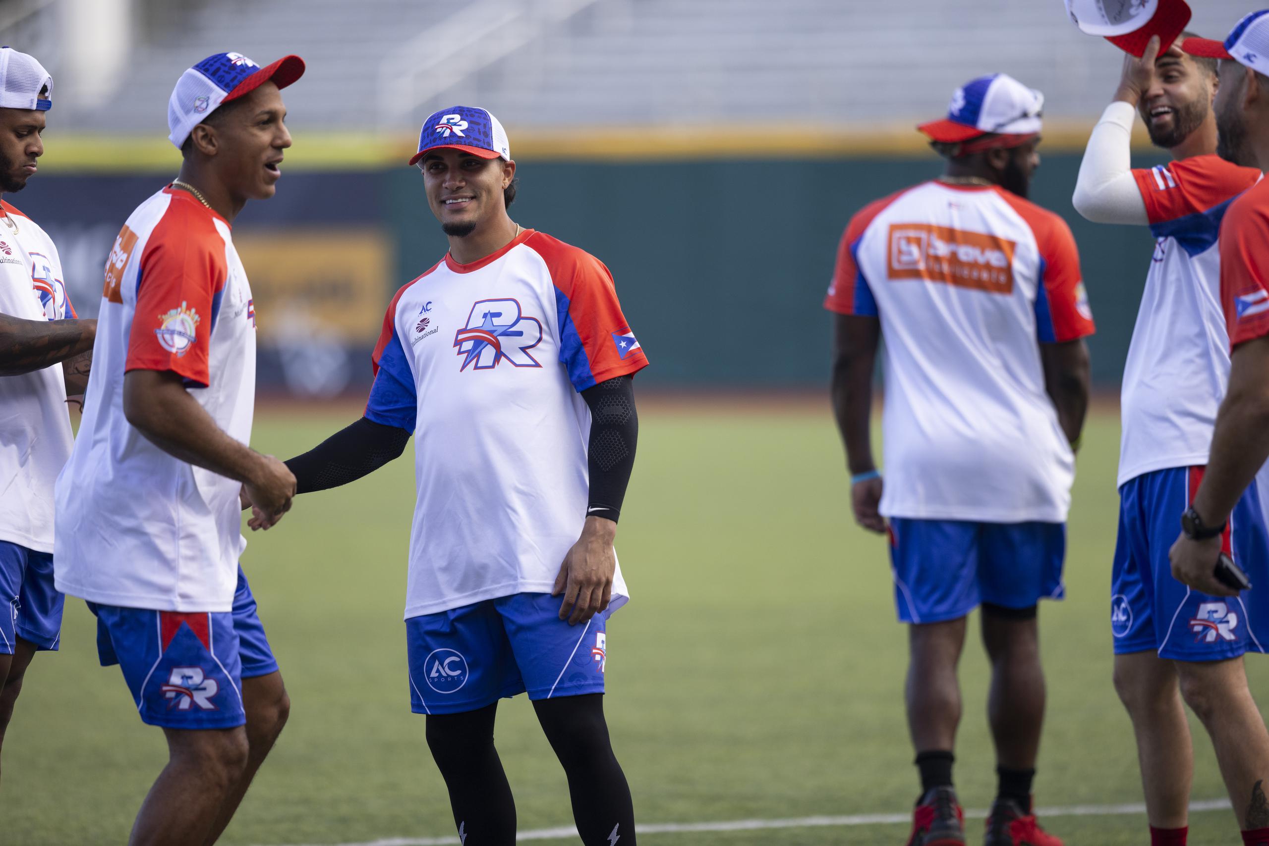 Johneshwy Fargas y Bryan Torres durante la primera práctica de los Criollos de Puerto Rico.
 