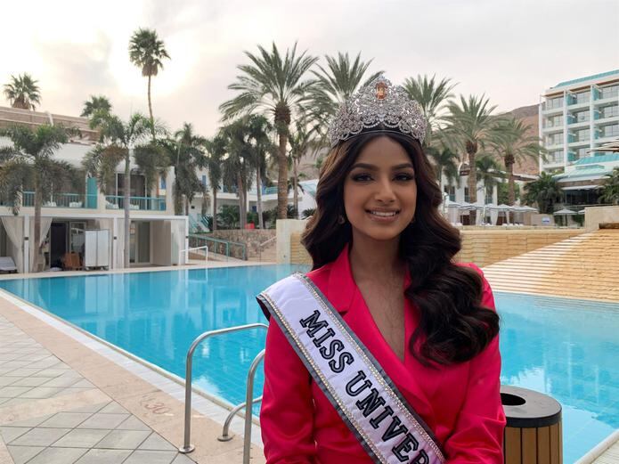 La india Harnaaz Sandhu posa en el hotel Yam Suf de la ciudad israelí de Eilat, coronada el 12 de diciembre de 2021 como la nueva Miss Universe.