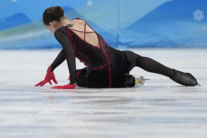 Kamila Valieva, de Rusia, cae al hielo en su rutina en la final de patinaje individual que iba acompañada de la controvertible historia de la atleta rusa a la que le permitieron competir pese a un caso positivo de antidopaje.