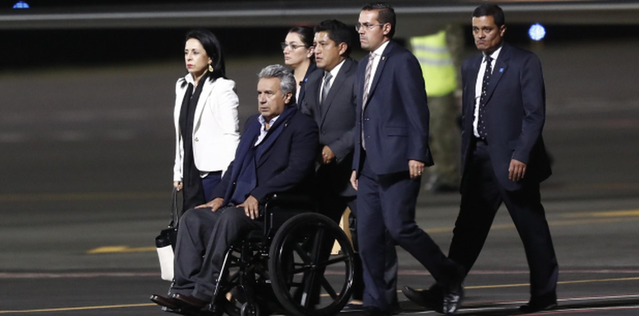 Moreno, en silla de ruedas tras su llegada al aeropuerto en un viaje de regreso de emergencia, le dio 12 horas al grupo terrorista que evidencie que están vivos los secuestrados. (EFE)