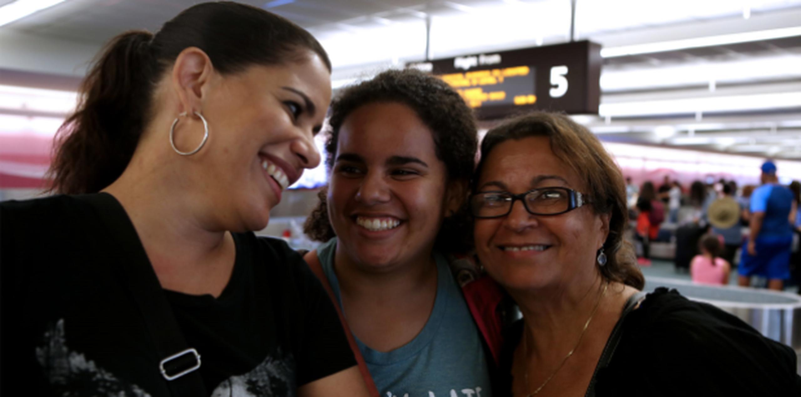 En la foto, Shirley Cosme junto a su hija Shirleyann Pérez y su madre residente en Orlando Hilda Montañez. (Para Primera Hora / Carla Martínez)