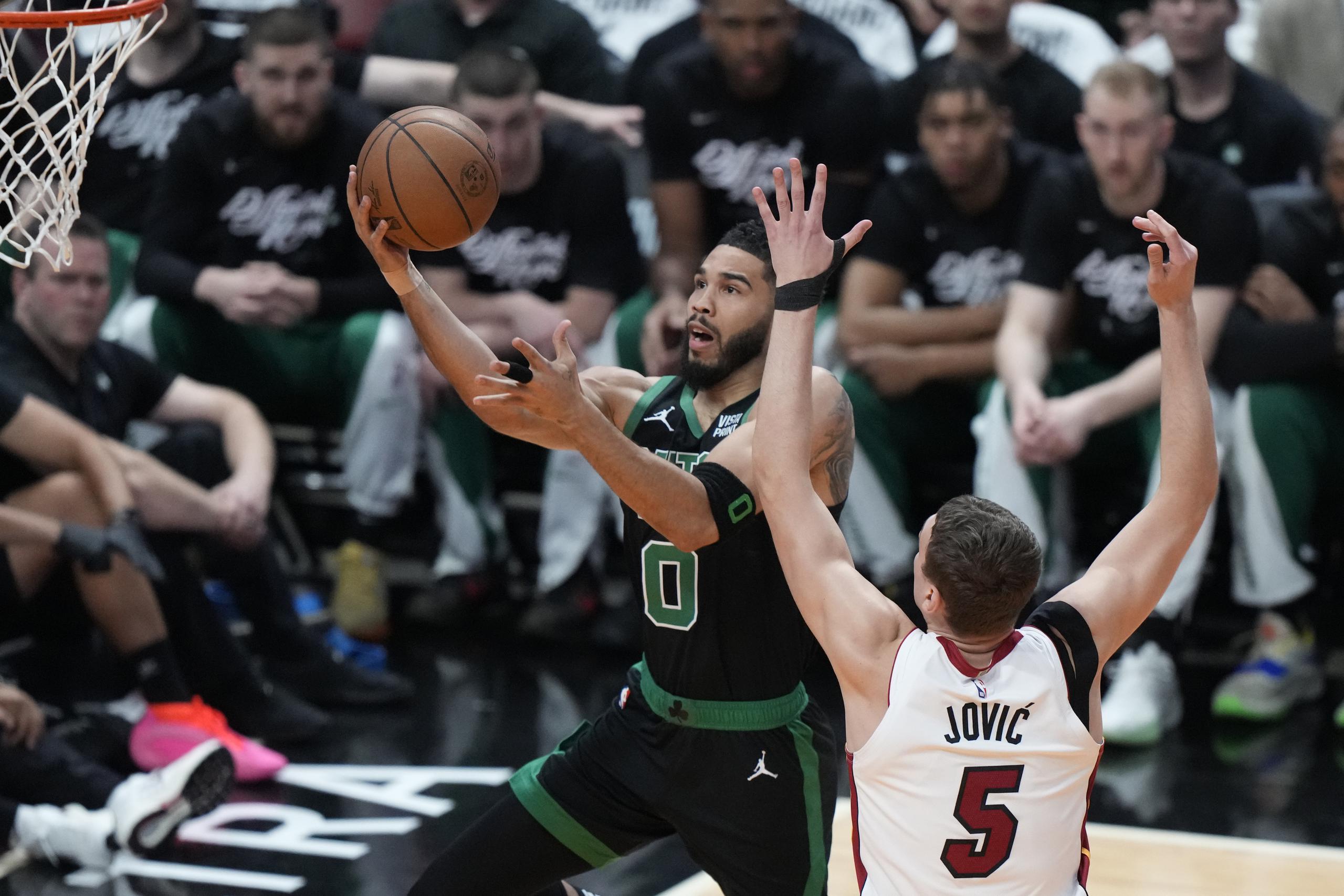 Jayson Tatum, de los Celtics de Boston, busca anotar ante Nikola Jovic, del Heat de Miami.