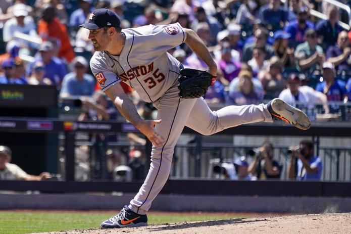 El lanzador abridor de los Astros de Houston Justin Verlander lanza en la quinta entrada del juego ante los Mets de Nueva York el miércoles 29 de junio del 2022. (AP Foto/Mary Altaffer)